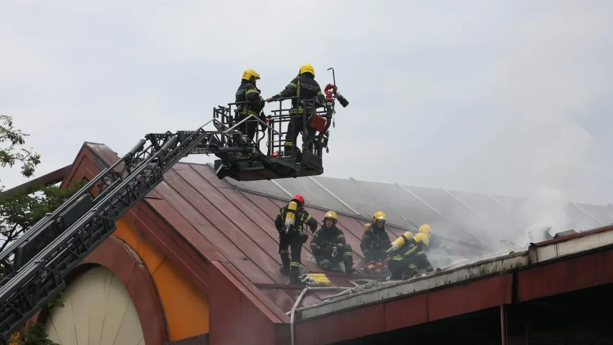 Detalji požara u „Enjubu! Izgorelo 60 lokala, povređena tri vatrogasca