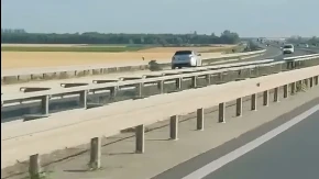 Šta je ovim ljudima u glavi: Vozač bmw-a na auto-putu kod Obrenovca brzo vozio u suprotnom smeru, tragedija izbegnuta za dlaku
