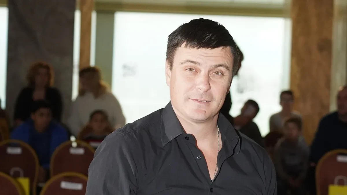 Vest o svadbi i rođenju deteta krije kao zmija noge, a sada je raskrinkan: "Vuk Kostić je uvek sa nekim klincima" 