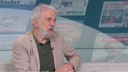 Blokader Vlajić tvrdi da "Vučićeva međunarodna pozicija bledi", dok predsednik niže uspehe (VIDEO)