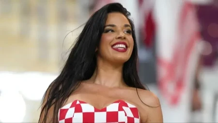 Atraktivna Hrvatica povela navijanje! Ivana napravila ludnicu pred meč Engleska - Hrvatska (VIDEO)