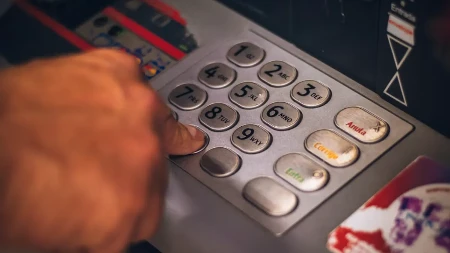 Neverovatna krađa bankomata: Engleska u šoku, pogledajte šta su uradili lopovi (VIDEO)