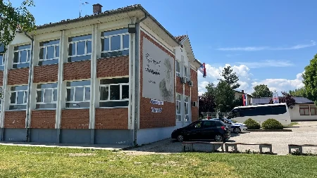 Mobilni ostaju ispred učionica! Tačno u 9 sati počeo poslednji test za osmake, ovo je jedino što smeju da unesu na polaganje
