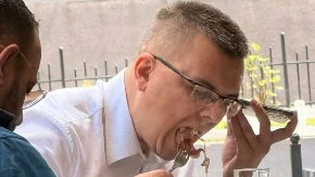 Parandilović proveo 81 sekundu u Skupštini? Evo ga kako krka u kafiću, a ti narode plati put iz Priboja!