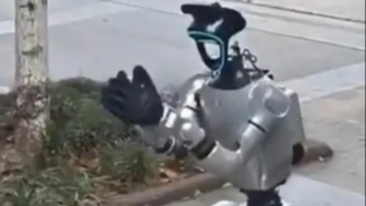 Robot prosjak šokirao prolaznike: Klečao nasred ulice i molio za novac zbog jednog problema (Video)