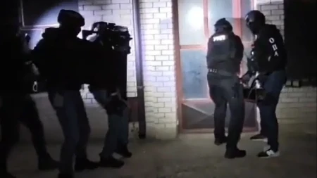 Zaplena oružja i munjevita akcija policije u Nišu: Specijalci naoružani do zuba razbijaju vrata i hapse osumjičenog (FOTO+VIDEO)