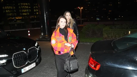 Voditeljka u kupaćem širi noge: Provocira sa egzotične destinacije! (FOTO)