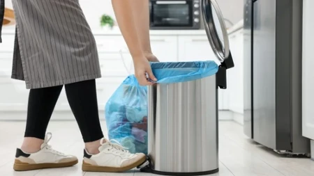 Katastrofa u kuhinji tokom leta: Kanta za smeće širi nesnosan smrad, ali rešenje je genijalno