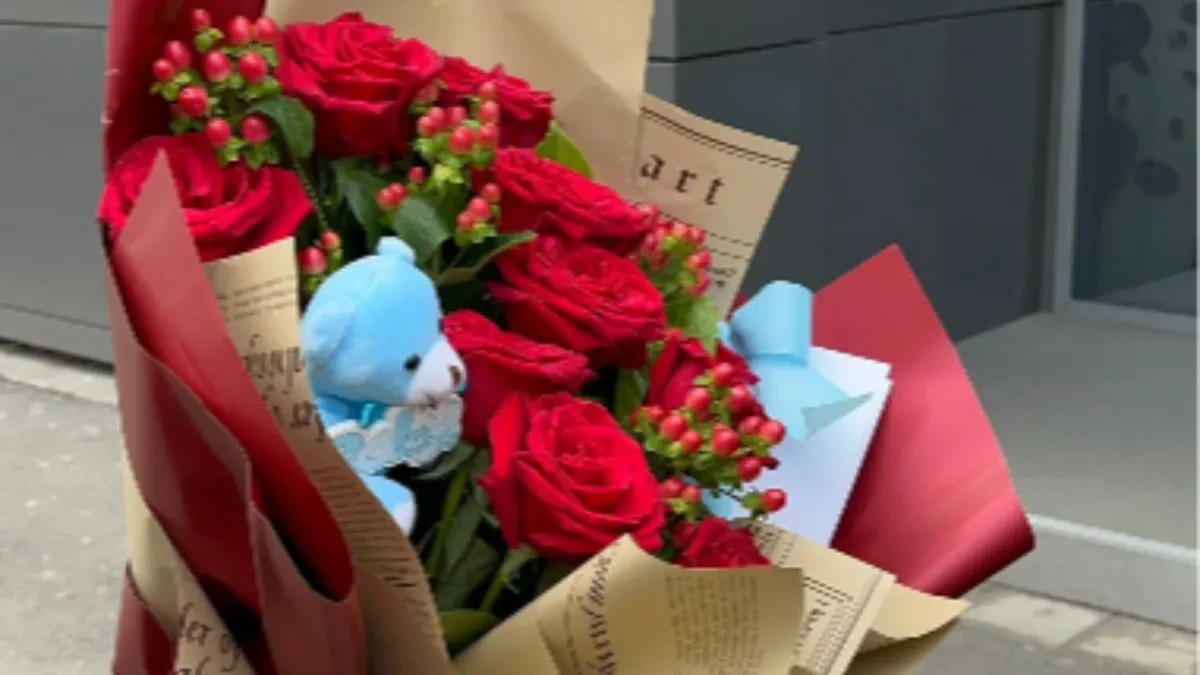 Džentlmen ili nešto drugo: Dečko doneo cveće i drugarici svoje devojke, internet se usijao zbog jednog detalja