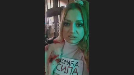 "Ljudi, fejkuju stampeda" Novinarka blokaderka usred protesta raskrinkala laži o "zvučnom topu" (VIDEO)