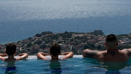 Punio stranice crne hronike, a danas živi kao kralj: Brat Aneli Ahmić sa pevačicom se baškari u vili sa bazenom na krovu (FOTO)