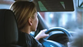 Da li je ovo realno? Žena mercedesom napravila haos u maloj ulici - hit video kruži mrežama