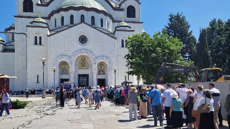 Ko je zapravo "fetišar"? Onaj koji stoji u redu da celiva Pojas ili onaj koji švercuje sado-mazo opremu iz Hrvatske?