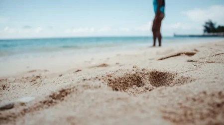 Opušteno je šetala plažom kada je propala u živi pesak: Agonija je trajala satima, proživljavala je noćnu moru