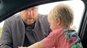 Sin (3) pokazao tati nalakirane nokte: Internet bruji zbog njegove reakcije