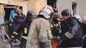 Dramatični snimci iz Ukrajine: Ljudi zatrpani pod ruševinama, spasioci ne prestaju da kopaju (VIDEO)