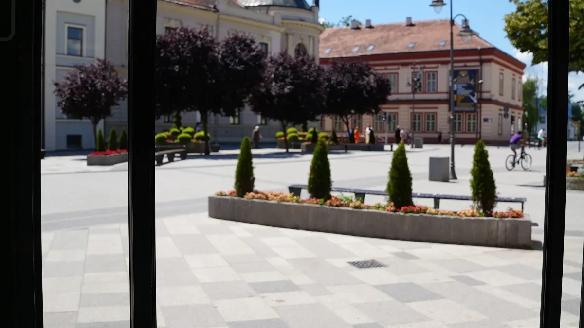 "Napolju kao da ima 50 stepeni" Toplotni talas prži Čačak, građani jedva da izlaze