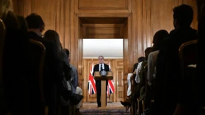 "Podnesi ostavku" Strašan pritisak na britanskog premijera