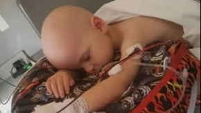 Tumor je metastazirao, čak joj i kosti pucaju! Mama devojčice koja se leči u Atini digla Balkan na noge