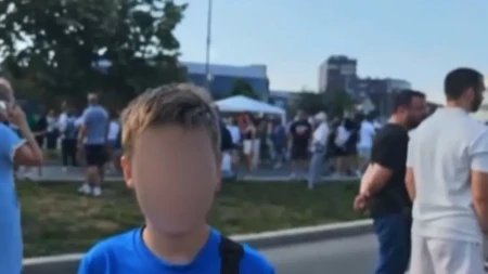 "Tata gleda N1, a ja pevam pesme protiv ćacija" Stravična zloupotreba dece na blokaderskom skupu