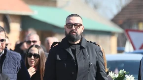 Estradni par doživeo tešku saobraćajnu nesreću: Sleteli u Drinu!