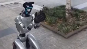 Robot počeo da prosi - traži donaciju da bi preživeo (VIDEO)