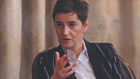 Ana Brnabić razmontirala Piculu: Čekamo bar 30 rezolucija o zvučnom topu i treniranim pčelama 
