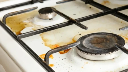 Nikada ne biste uzeli ovo da očisite šporet, a stoji vam pred očima: Skida sve moguće i nemoguće, ringle čiste kao suza