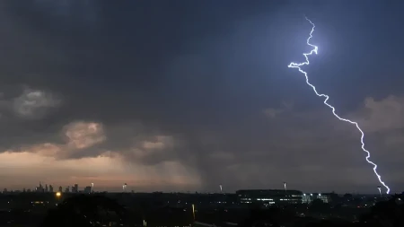 Grom tukao 26.000 puta! Ovo ostrvo drmaju ekstremne vrućine