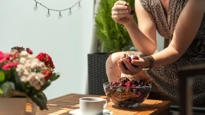 Pijete vodu posle trešanja? Evo da li zaista tako "kvarite" stomak