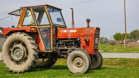 Stravična nesreća u Grockoj: Traktor prešao preko deteta starog godinu i po dana!