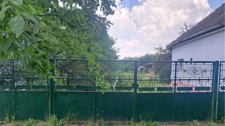 Kuća sa 30 ari placa za samo 13.500 evra! Ima struju, vodu i gas, nalazi se na 45 km od Zrenjanina