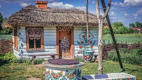 Selo sa najviše cveća na svetu - šareni zidovi, ograde, bunari, pa čak i kućice za pse