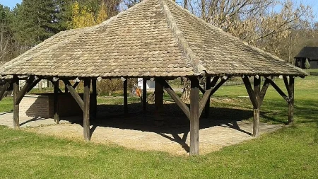 Devojački bunar i neobična crkva od drveta posvećena Ognjenoj Mariji! Izletište koje ima dušu, puno borova i hlada