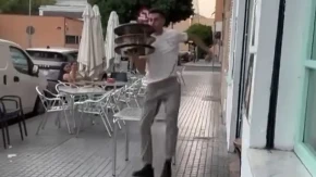 Ovog konobara hoće da zaposli svaki kafić: Nosi 3 ajncera, brda čaša piva, još preskače stolove, šta je bre ovo?