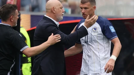 Haos na klupi Bosne i Hercegovine: Edin Džeko pobesneo zbog izmene, bacao flašu i vikao