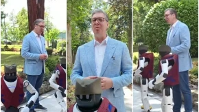 Vučić zaigrao Moravac s robotima! Hit snimak predsednika: Bolji su od mene, mnogo