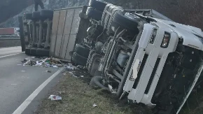 Sudar kamiona i automobila, vozilo smrskano u kanalu: Drama na Ibarskoj magistrali