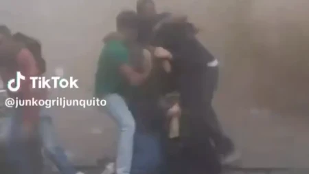 Zagrljeni nestaju pod šutom, sve oko njih se ruši! Najdramatičniji snimak zemljotresa u Venecueli! (VIDEO)
