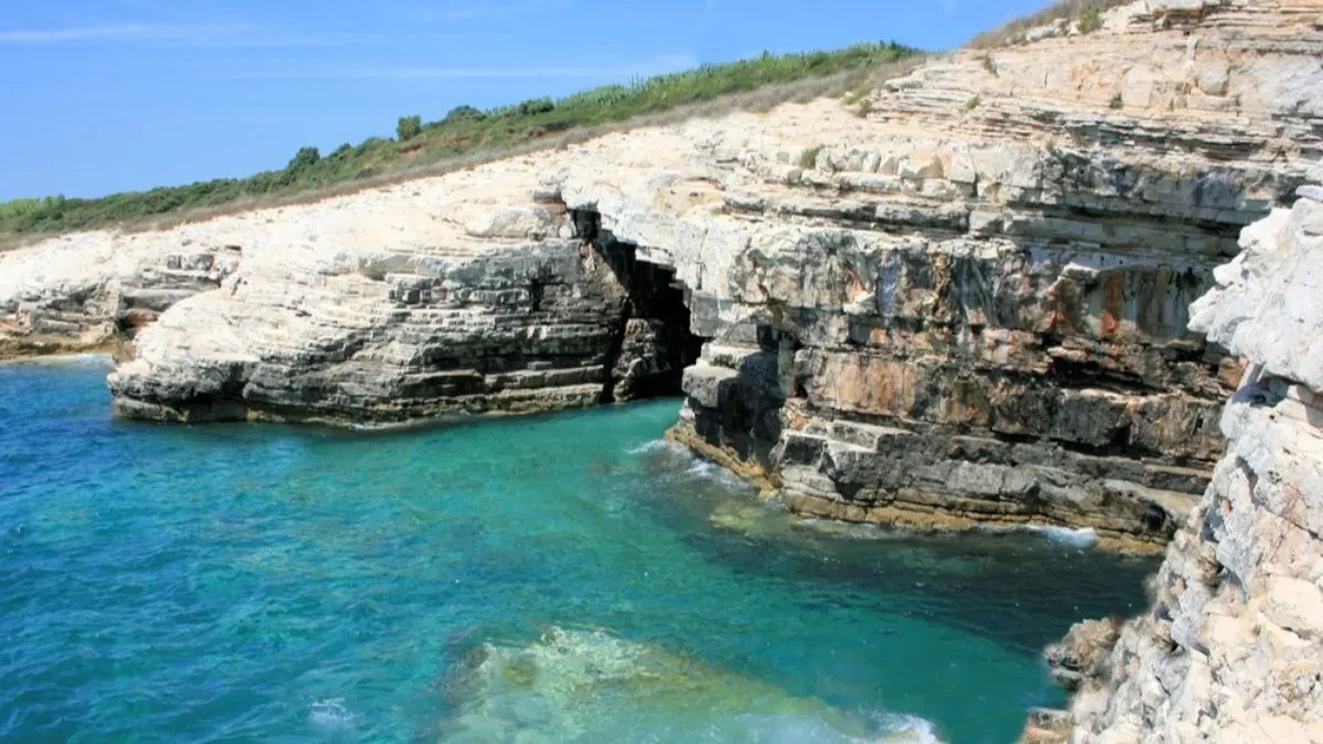 Užas na primorju: Teško povređena državljanka Italije, skočila sa stene u plićak