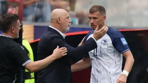 Pomračenje uma: Džeko poljubio trenera, pa krenuo da ga bije