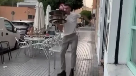 Ovog konobara hoće da zaposli svaki kafić: Pogledajte šta čovek radi, ovo nije realno!