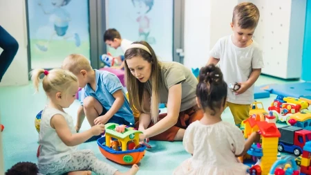 Ogorčena majka ide pravo pred sudiju: Zbog onoga što je vaspitačica uradila njenom sinu u vrtiću joj umalo pozlilo - kamera sve snimila