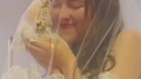 Svet u šoku zbog najbizarnijeg venčanja: Udala se za plišanu lutku, a onda je uradila ovo! (Video)