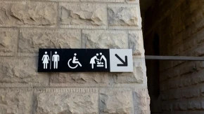 Srbin ušao sa ćerkom (3) u ženski wc, zbog reakcije žena nastao haos! Rat na mrežama zbog samohranog oca