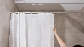 Nemojte je odmah bacati: Trik od 0 dinara skida buđ i kamenac sa zavese za tuš - izgledaće kao nova!