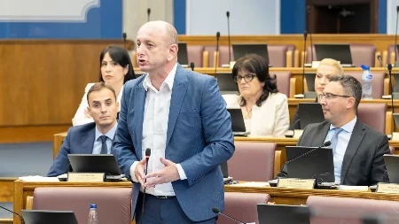 "Srpski jezik mora u Ustav" Knežević: Beograd nije kriv za krizu u Crnoj Gori