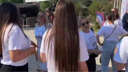 Omladina razigrana, svi su srećni: Oplanići dočekuju predsednika Vučića (VIDEO)