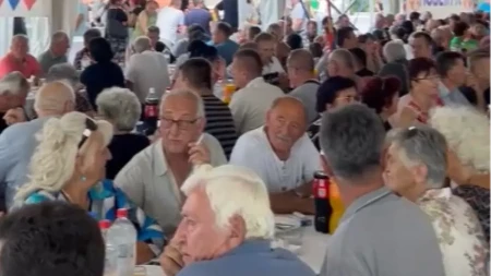 Krcato! Meštani sela Oplanići okupili se da dočekaju predsednika Vučića