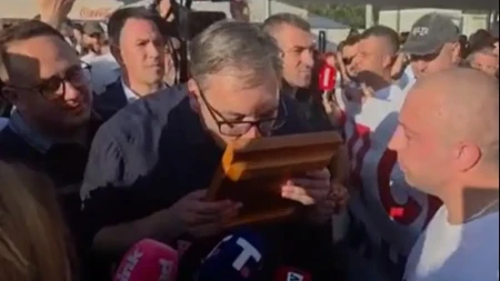 Neprocenjiv poklon: Srbi sa KiM Vučiću uručili ikonu Svetog cara Lazara